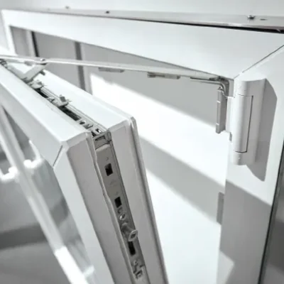 Infissi Caorle - Apertura finestra PVC a battente per isolamento termico e sicurezza a Jesolo